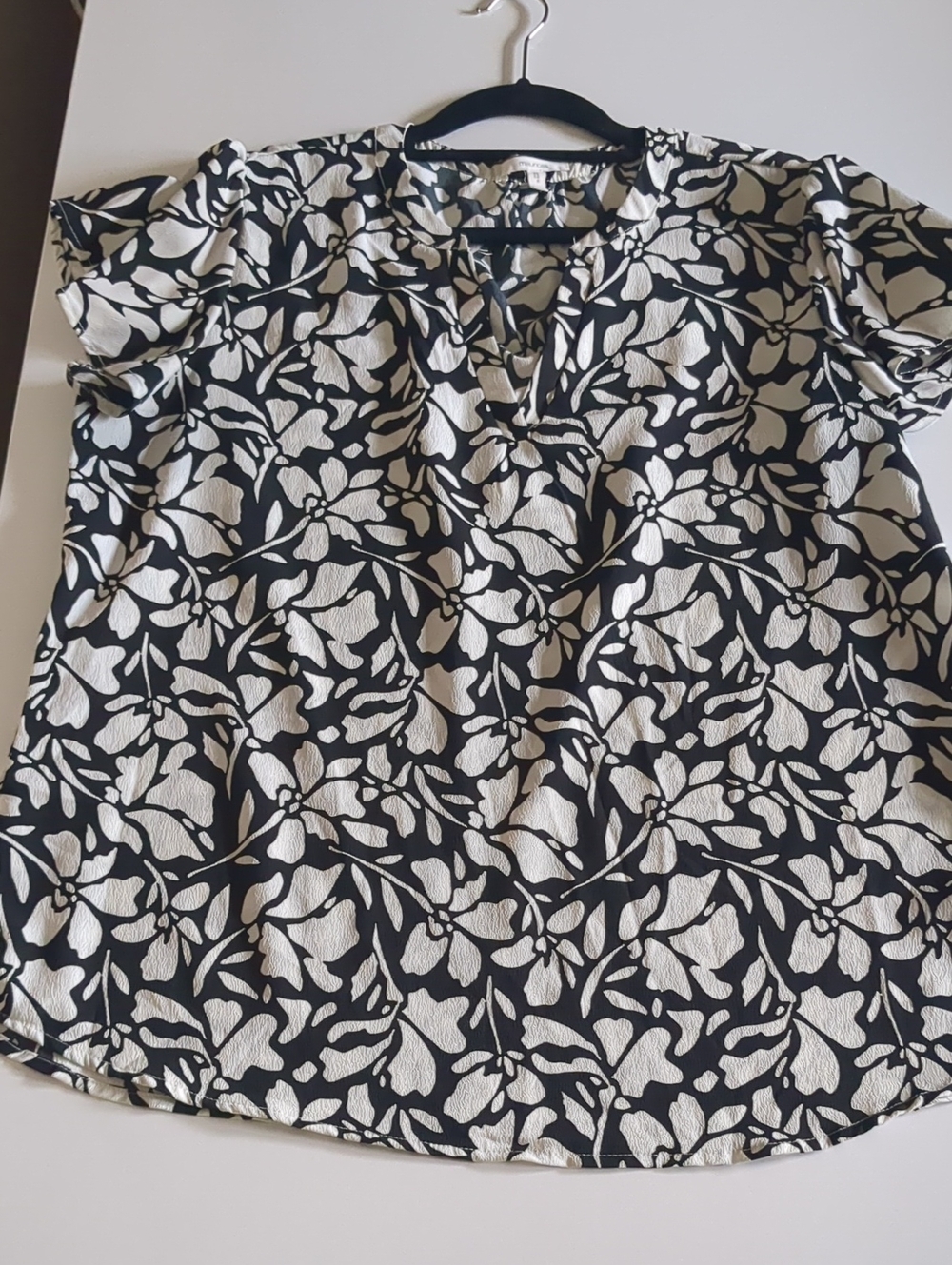 Maurices Black and White Floral Short Sleeve Top Large